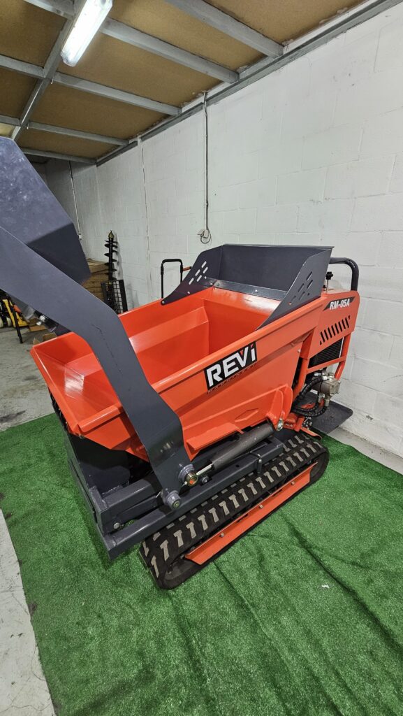 Minidumper REVI Machinery con volquete elevado en exposición